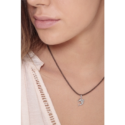 Colgante de delfín en oro blanco 18 quilates