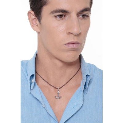 Colgante de ancla y cuerda de oro blanco de 18 quilates.