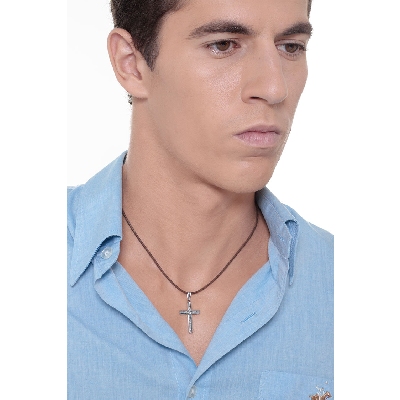 Colgante cruz en oro blanco de 18 quilates diamantado