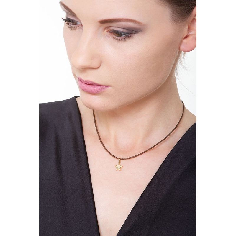 Colgante estrella con carita en oro amarillo 18k Colgante estrella con carita en oro amarillo 18k