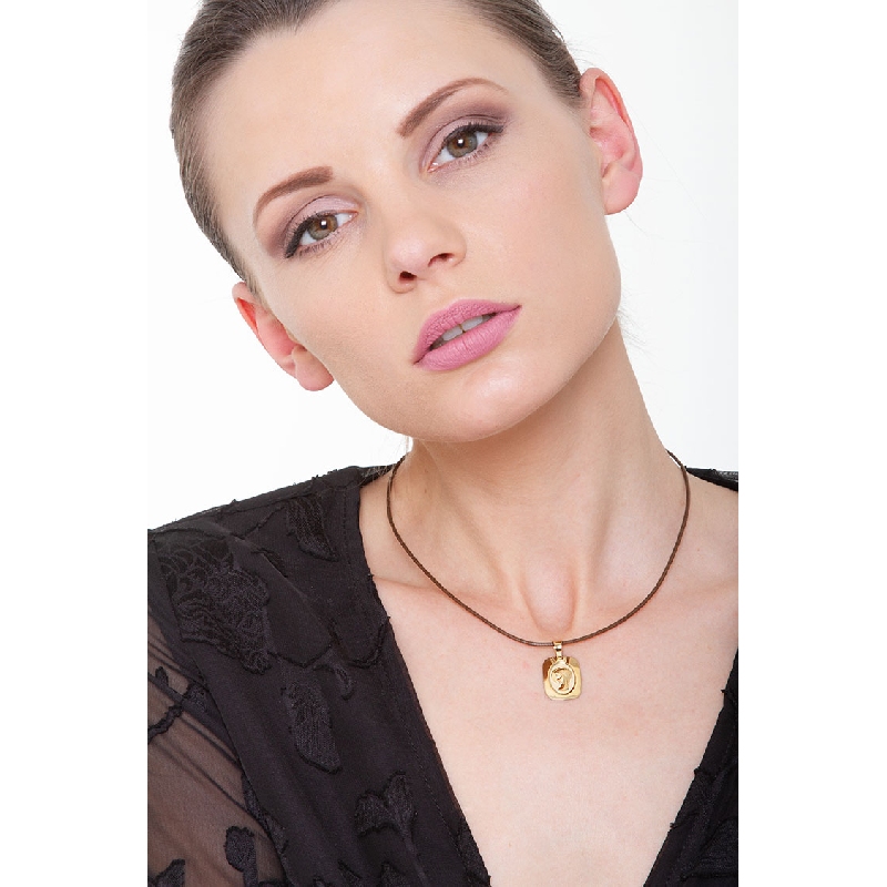 Medalla religiosa de la Virgen realizada en oro amarillo 18k