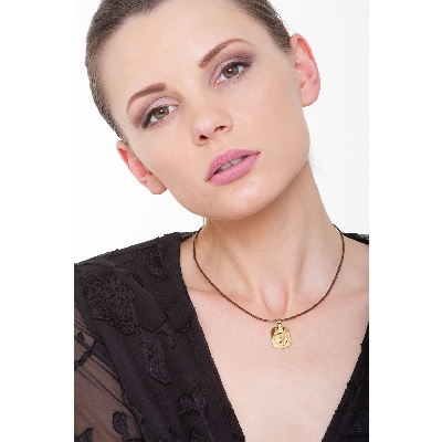 Medalla religiosa de la Virgen realizada en oro amarillo 18k