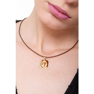 Medalla religiosa de la Virgen realizada en oro amarillo 18k