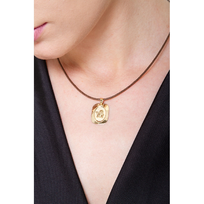  Medalla rectangular con angelito en oro amarillo 18k