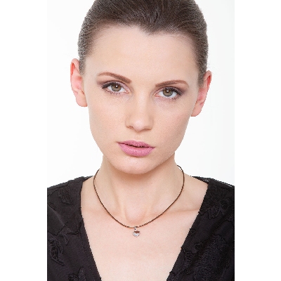 Colgante corazón en oro blanco de 18K