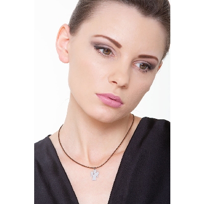 Colgante de ángel en oro blanco 18k corazón