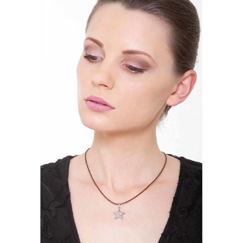 Colgante con forma de estrella en oro blanco 18 quilates Colgante con forma de estrella en oro blanco 18 quilates