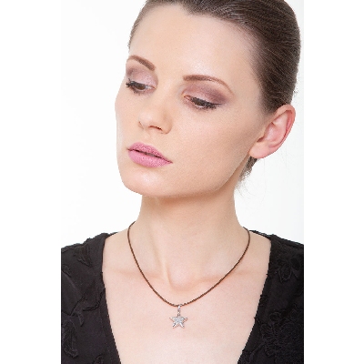 Colgante con forma de estrella en oro blanco 18 quilates