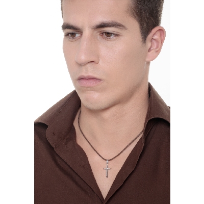 Colgante cruz en oro blanco de 18 quilates