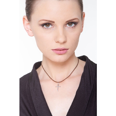 Colgante cruz en oro blanco de 18 quilates