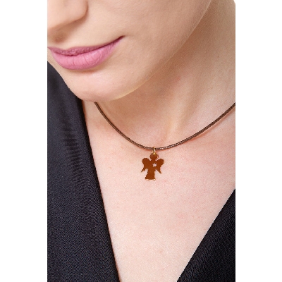 Colgante de ángel de oro amarillo de 18 k con corazón.