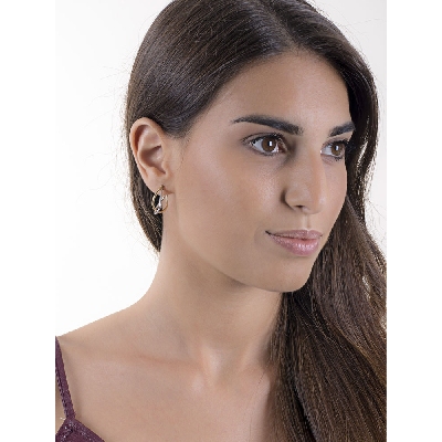 Pendientes ovalados entrelazados en oro blanco y amarillo