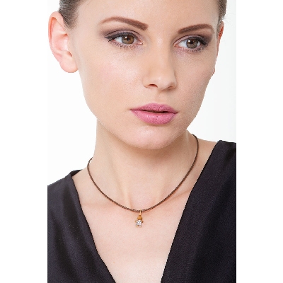 Colgante niño en oro amarillo 18k con pavé de zirconitas