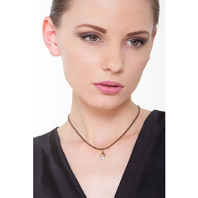 Colgante niña en oro amarillo 18k con pavé de circonitas