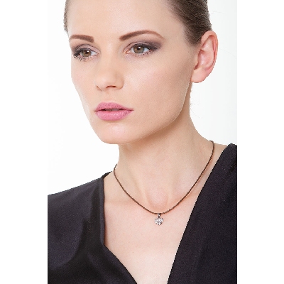 Colgante corazón en oro blanco diamantado 18K, 1 cm