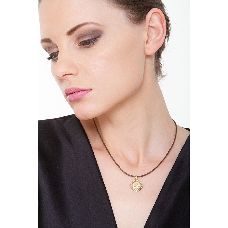 Medalla sagrada en oro amarillo de 18 quilates.