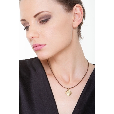 Medalla sagrada en oro amarillo de 18 quilates.