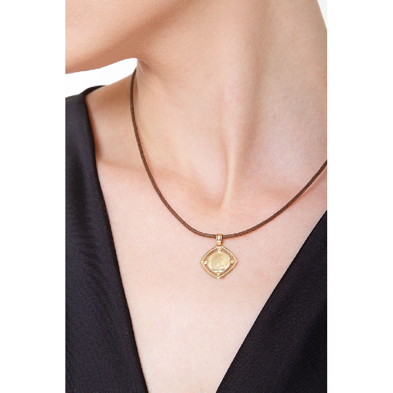 Medalla sagrada en oro amarillo de 18 quilates.