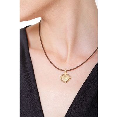 Medalla sagrada en oro amarillo de 18 quilates.