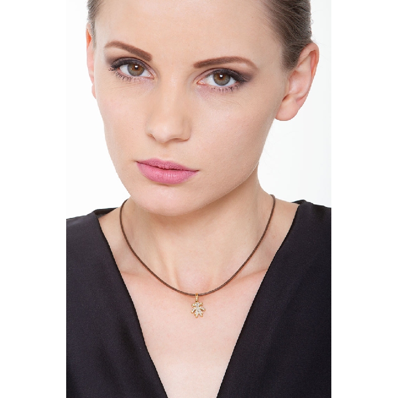 Colgante de oro 18k con figura de niña y pavé de zirconia