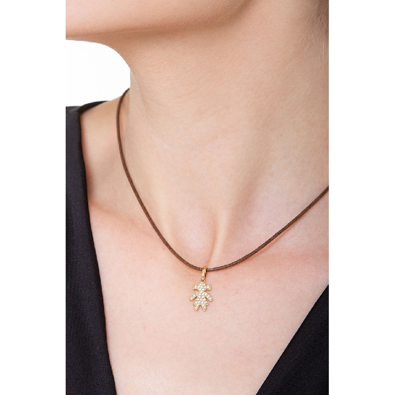 Colgante de oro 18k con figura de niña y pavé de zirconia