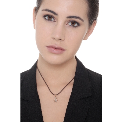 Colgante niña en oro rosa con pavé de circonitas