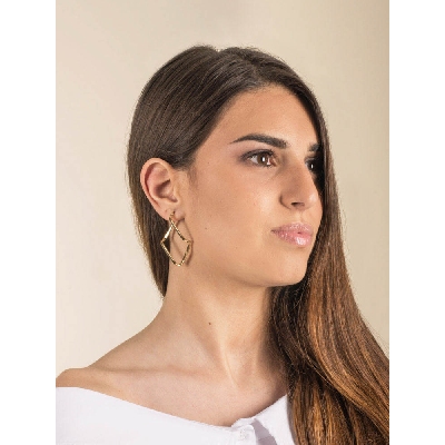 Pendientes en oro amarillo 18k con un diseño geométrico 